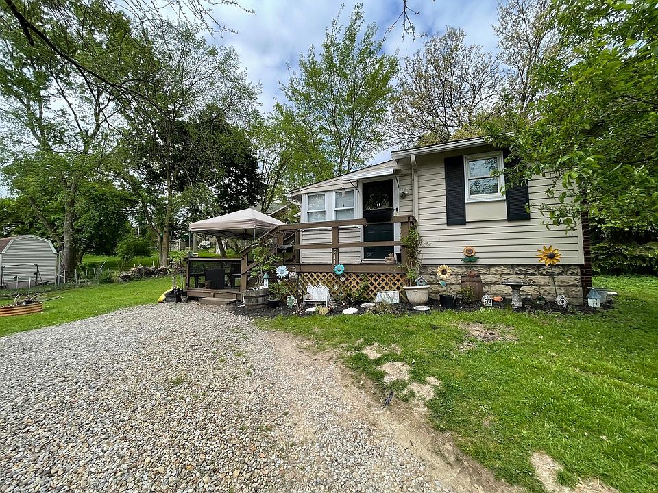 Short walk to the 't', coffee shops, library, grocery, community center and more