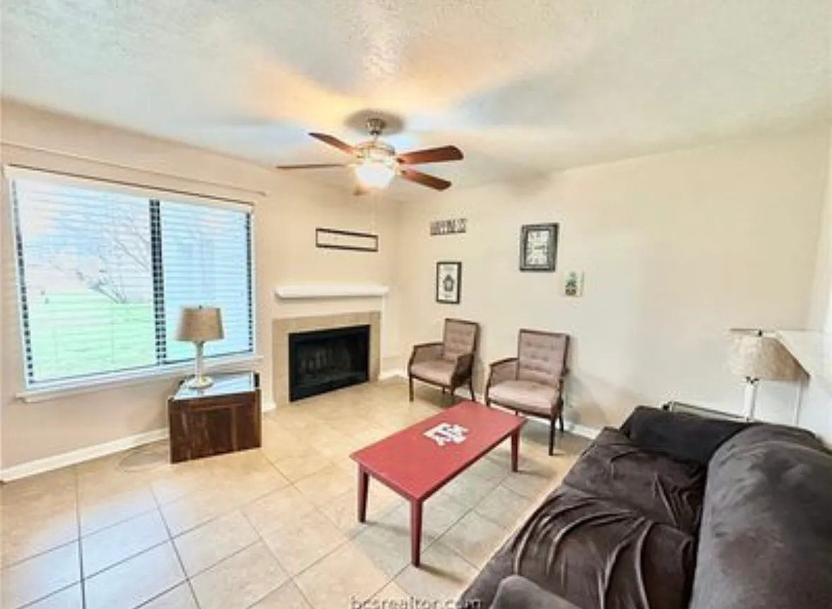 2 bed, 1.5 bath, 1056 sqft, $1,250 — Photo 2