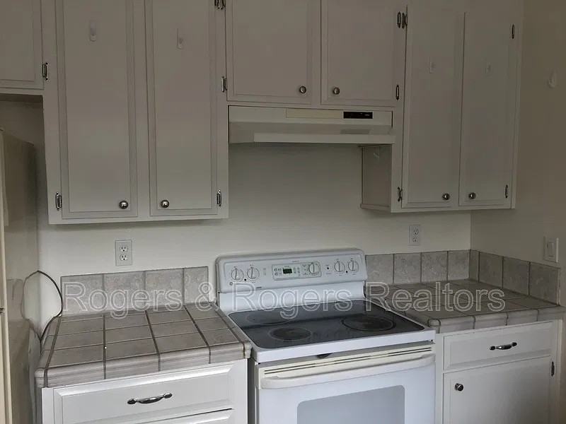 5 bed, 3.0 bath, 2563 sqft, $5,595 — Photo 4