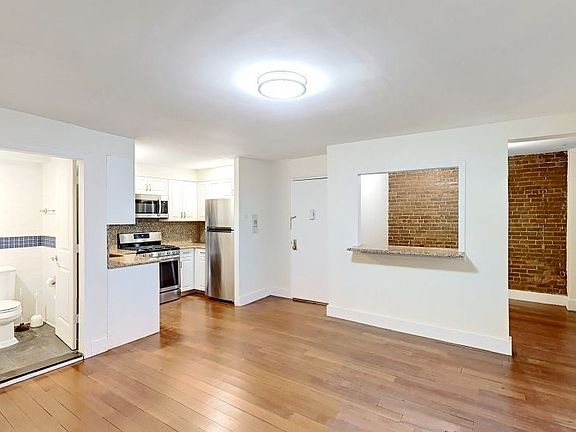 3rd image of 250 Henry St #B1