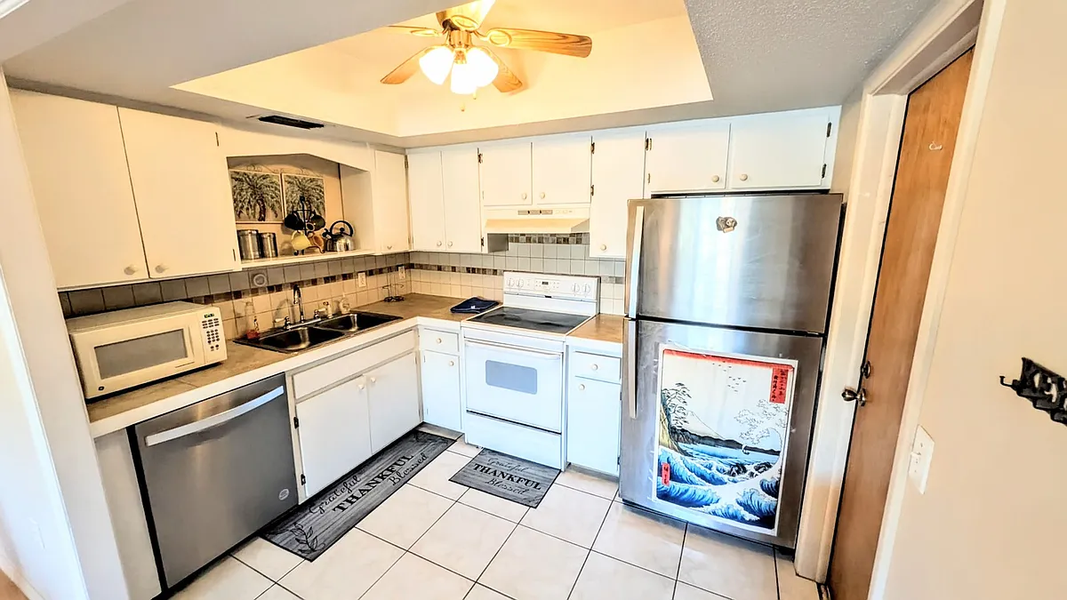 Building Photo - 360 Base Ave E #424