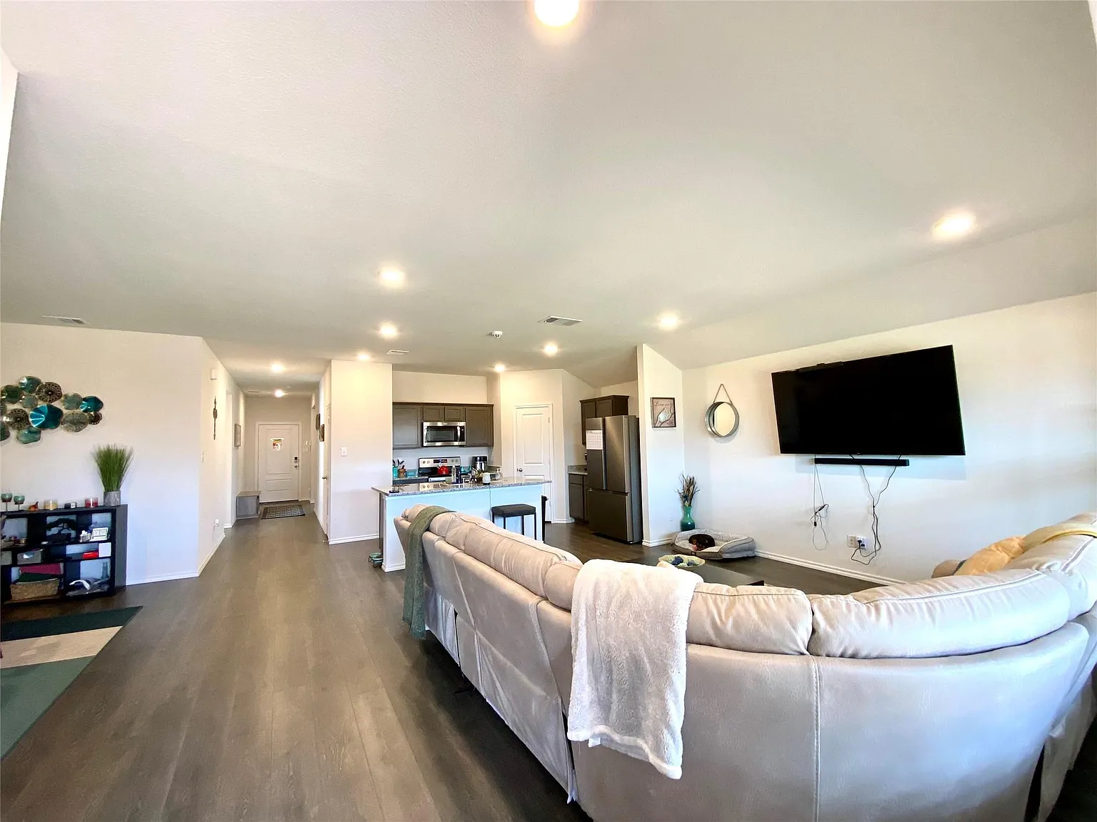 4 bed, 1870 sqft, $2,200 — Photo 3