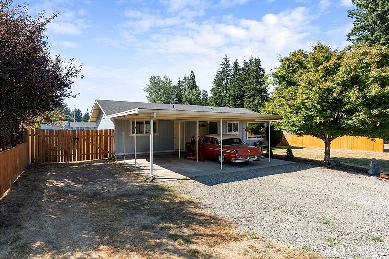 3rd image of 809 4th Avenue NE