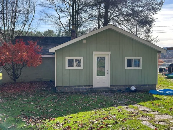 16 River Rest Dr, Beach Lake, PA 18405