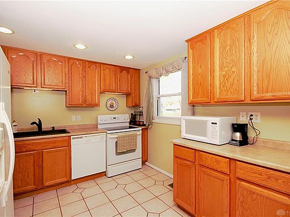 3rd image of 184 Woburn Farm Cir