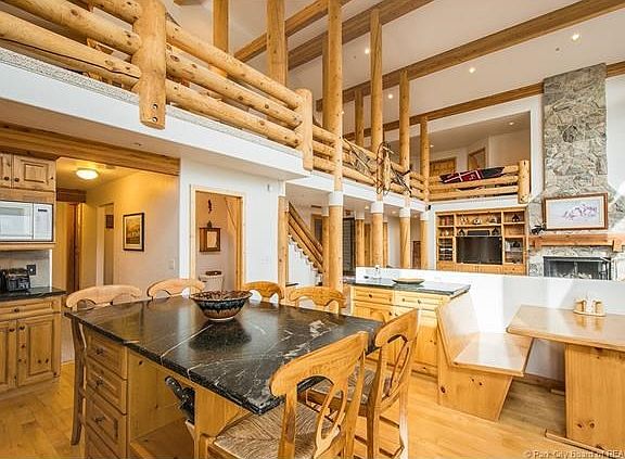 3rd image of 1561 Aerie Cir