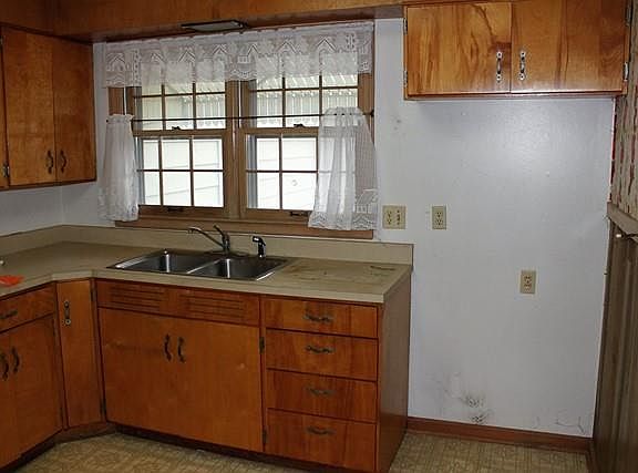 5th image of 2528 Glen Ln