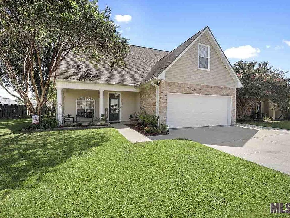 1st image of 17058 Fountainbleau Dr