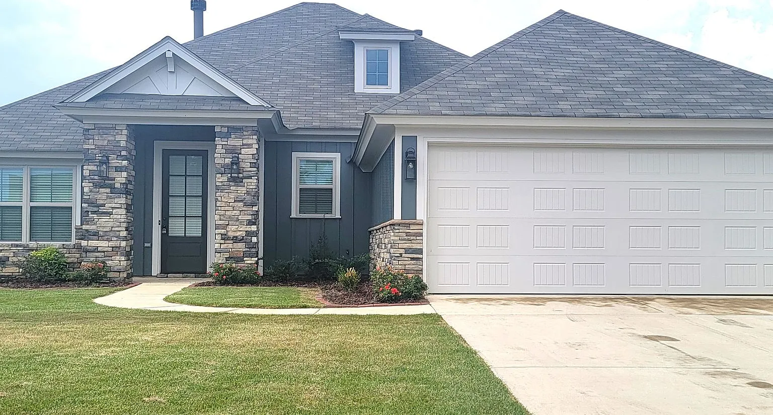 Beautiful 4 Bedroom 2 Bath Home In The Desirable Hedgefield Subdivision In Prattville. — Photo 1