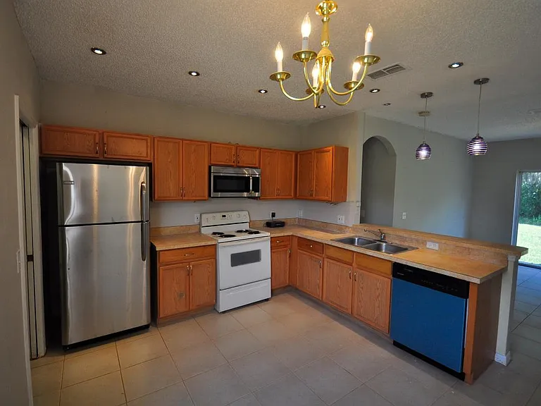 433 Lakeview Rd — Photo 2