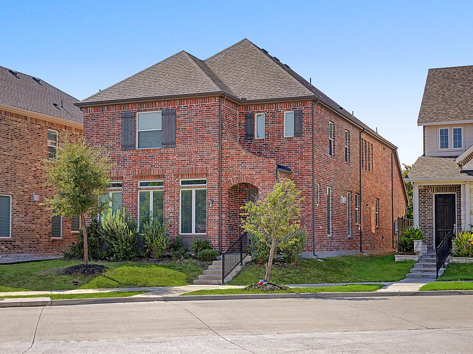 4 bed, 3.5 bath, 3356 sqft, $3,400 — Photo 3