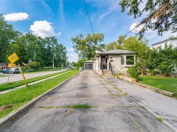 60 Elmwood Ave, Cambridge, ON N1R 4Y2