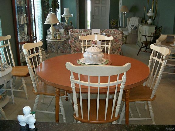 View fom Kitchen to Frond Door