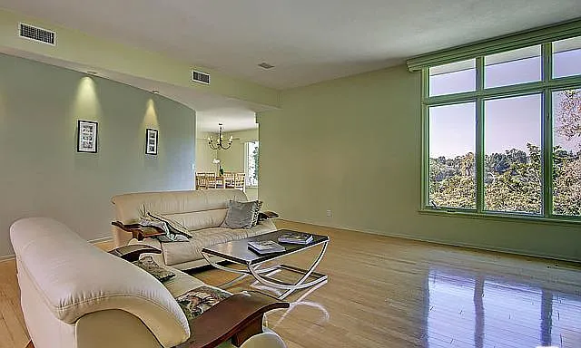 310 S Thurston Ave — Photo 2