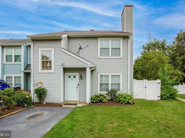 38 Bark Hollow Ln, Horsham, PA 19044