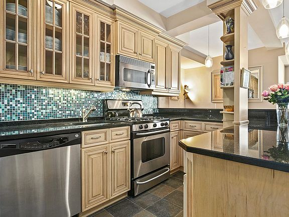 4th image of 1068 Lexington Ave #15A