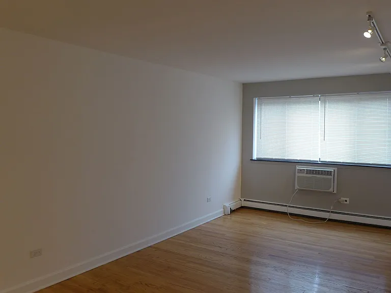 Foster Beach Apartments — Photo 29