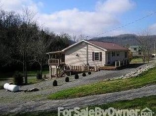 390 Cabin Ln, Celina, TN 38551