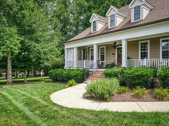 4th image of 303 Enclave Cir