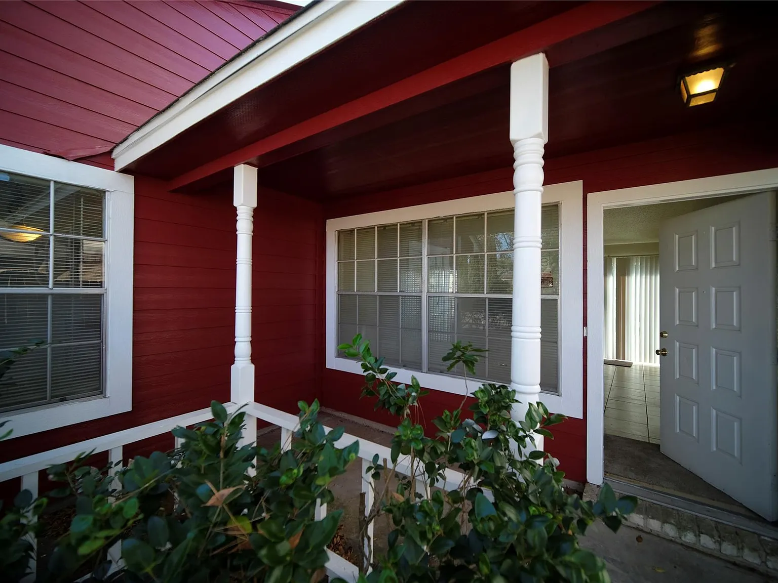 3 bed, 2.0 bath, 1628 sqft, $2,000 — Photo 2