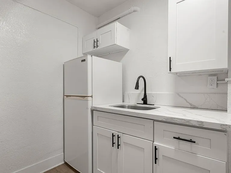 751 S. Normandie Ave — Photo 7
