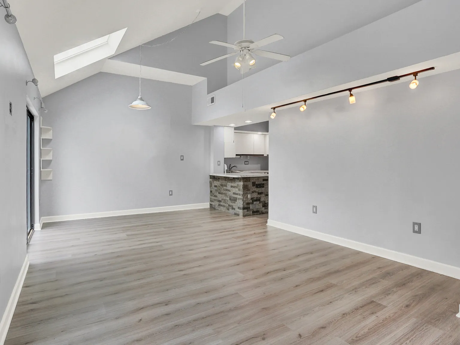 2 bed, 1142 sqft, $1,700 — Photo 2