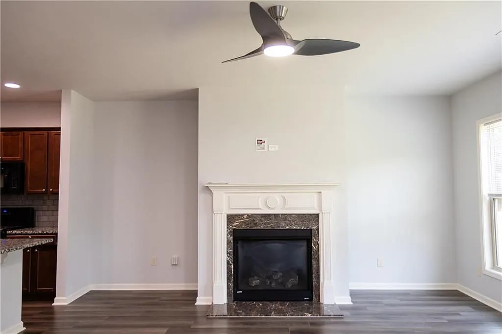 4 bed, 3.0 bath, 2377 sqft, $2,900 — Photo 4