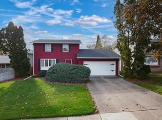 1747 Spruce Hills Dr, Bettendorf, IA