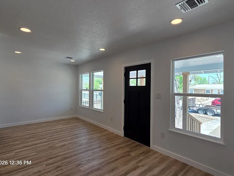 2530 W Woodlawn Ave — Photo 3