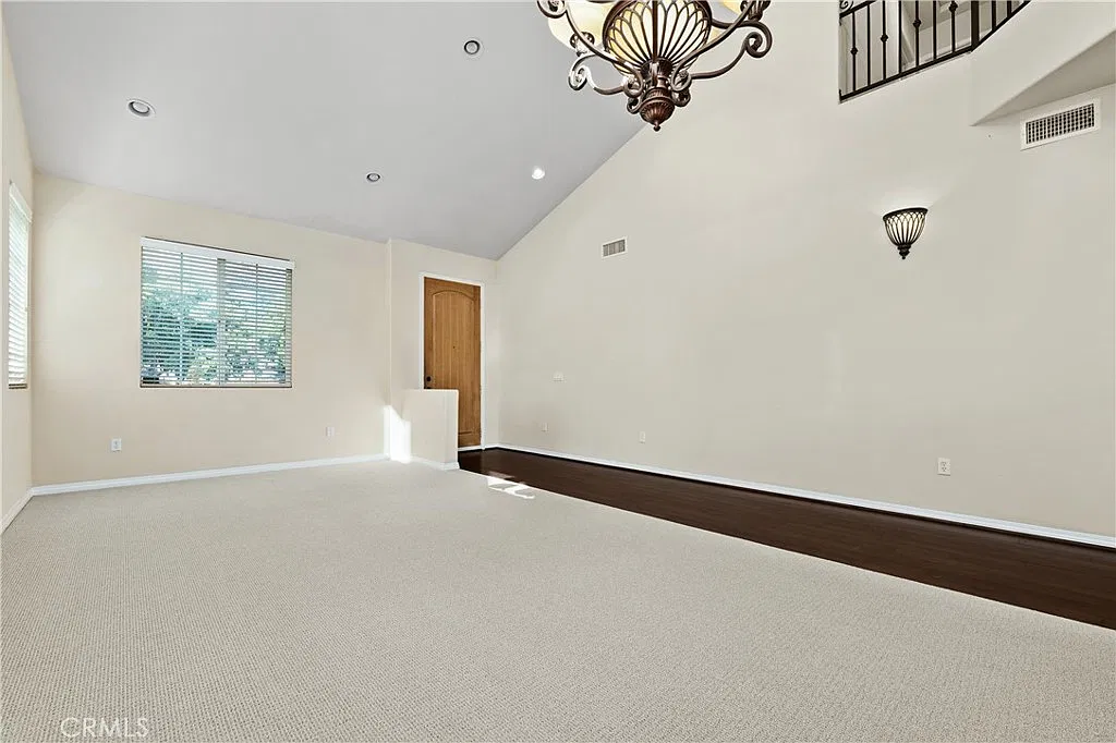 5 bed, 2500 sqft, $4,995 — Photo 4