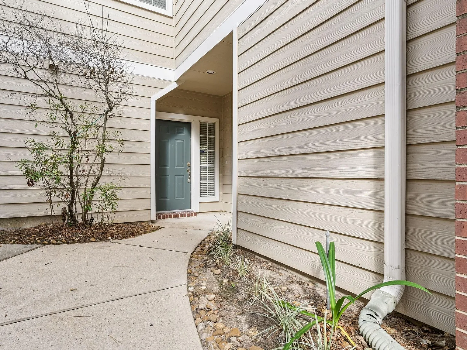 3 bed, 2.5 bath, 1595 sqft, $2,200 — Photo 2