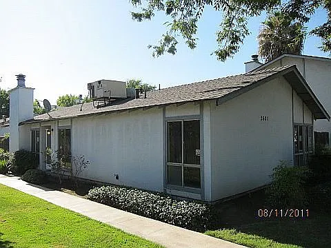 2601 Parklane photo 1