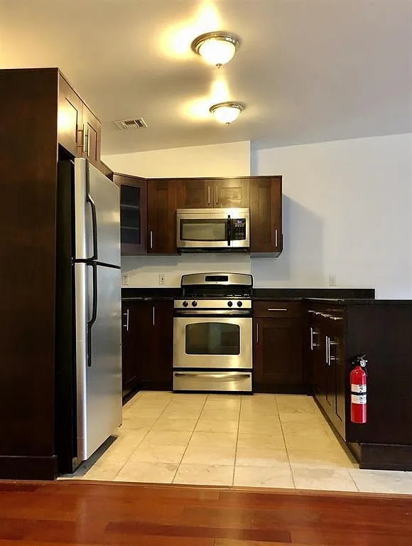 3 bed, 2.0 bath, 1380 sqft, $4,900 — Photo 2