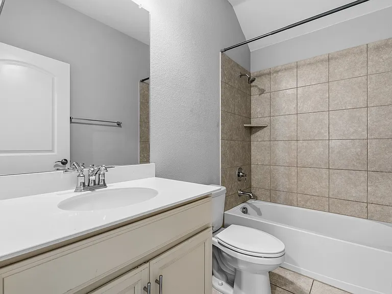 5901 Silverhollow Dr — Photo 15
