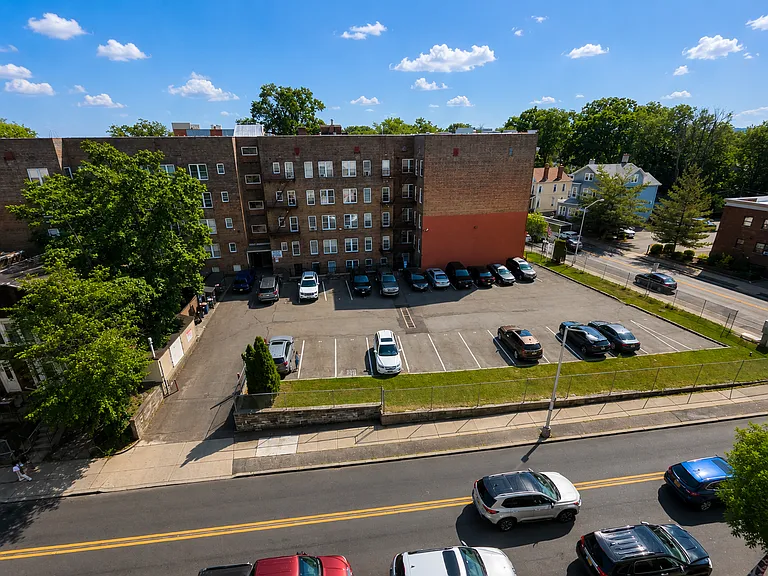 146 N Grove St — Photo 13