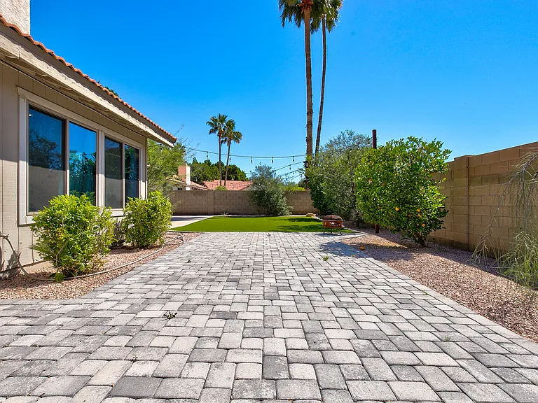 1945 E Velvet Dr — Photo 43
