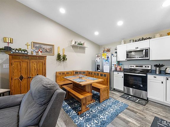 4th image of 1003 N Mine St