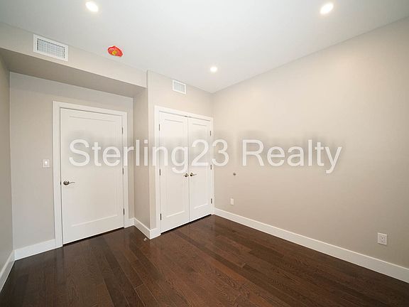 4th image of 27-24 Hoyt Ave S #R3
