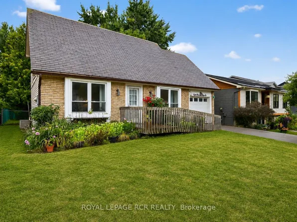 856 Magnolia Ave, Newmarket, ON L3Y 3C7