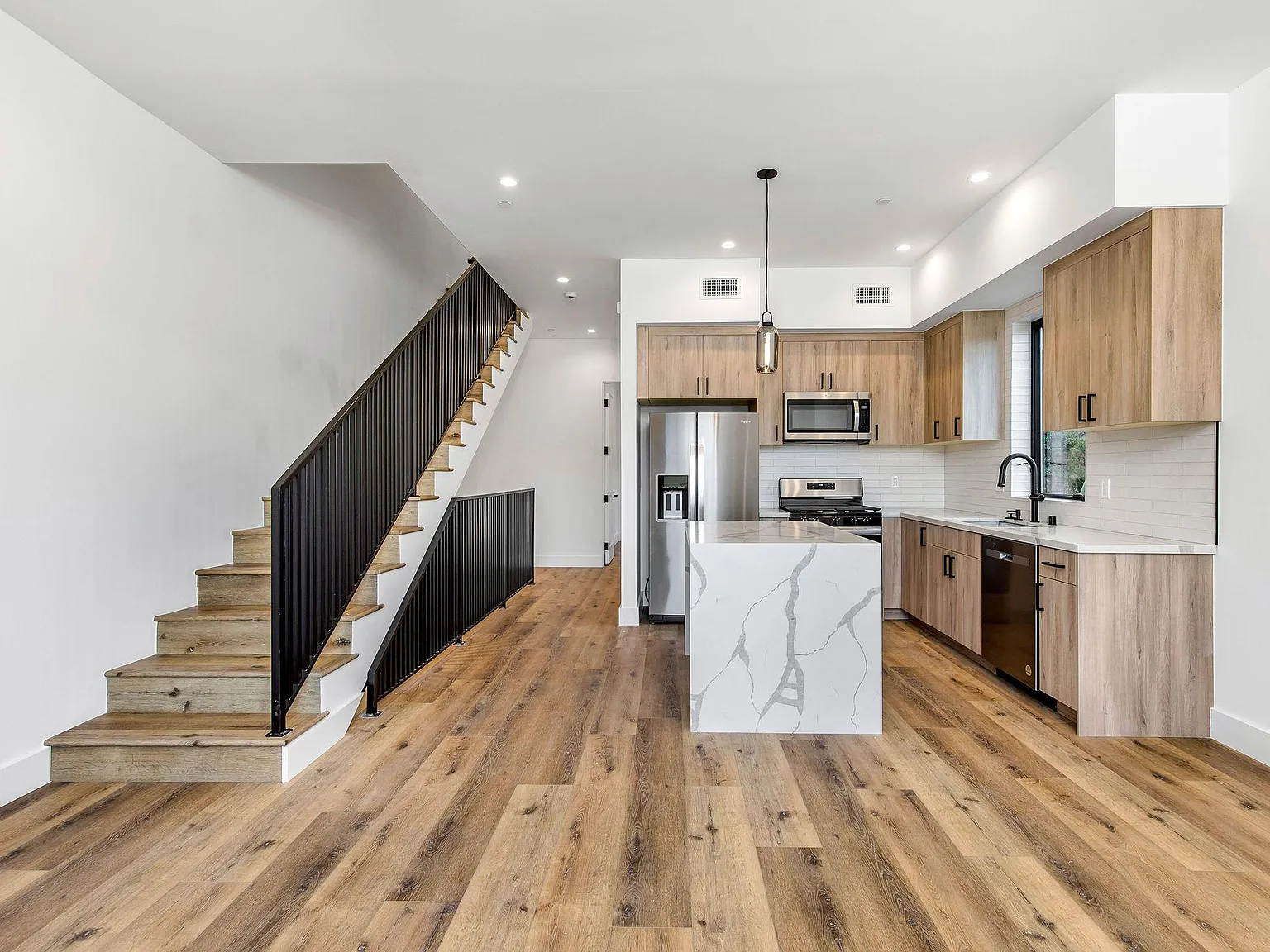 3 bed, 1411 sqft, $4,695 — Photo 1