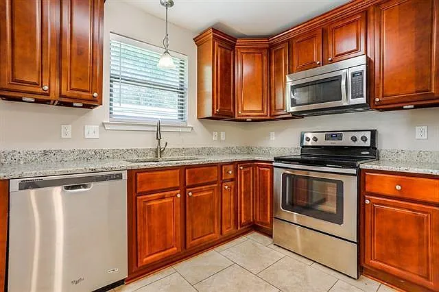 3 bed, 2.0 bath, 1256 sqft, $1,800 — Photo 4
