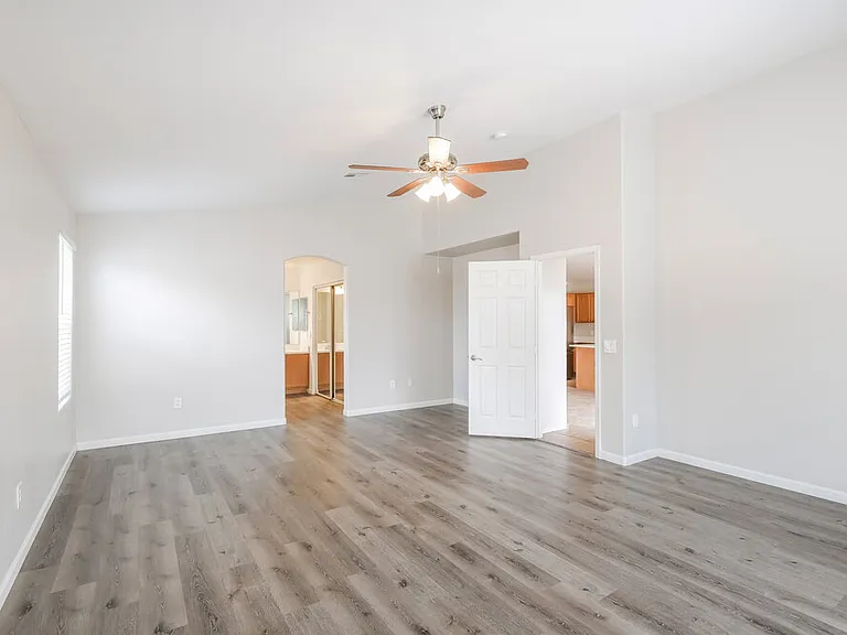 1114 E Fraktur Rd — Photo 11
