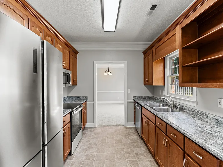 105 Dorchester Ln — Photo 4