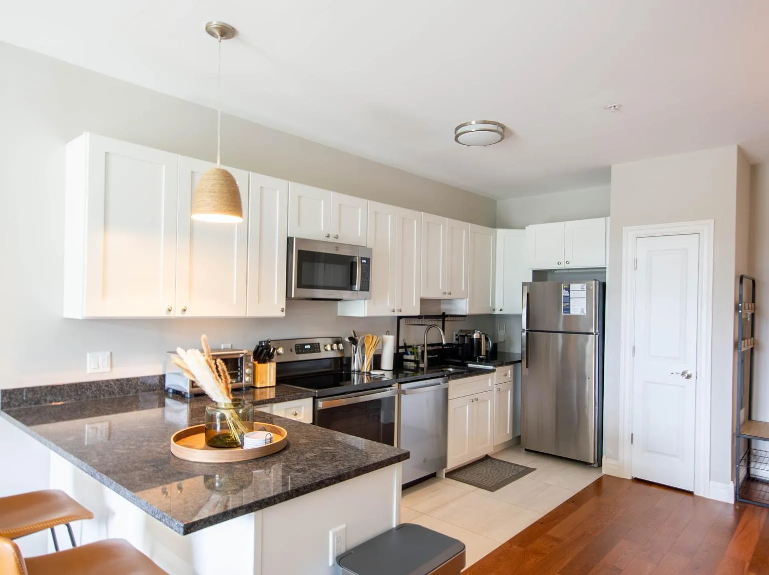 1 bed, 700 sqft, $3,500 — Photo 3