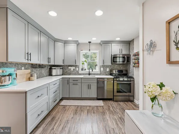 7004 Lee Park Ct, Falls Church, VA 22042