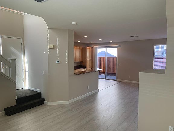 3rd image of 136 Northampton Ln