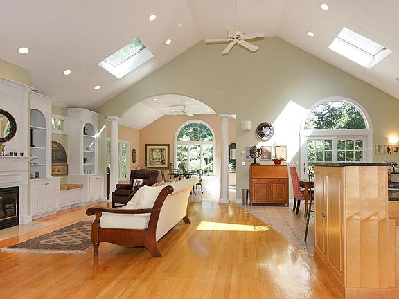 2nd image of 26 Hollow Oak Dr