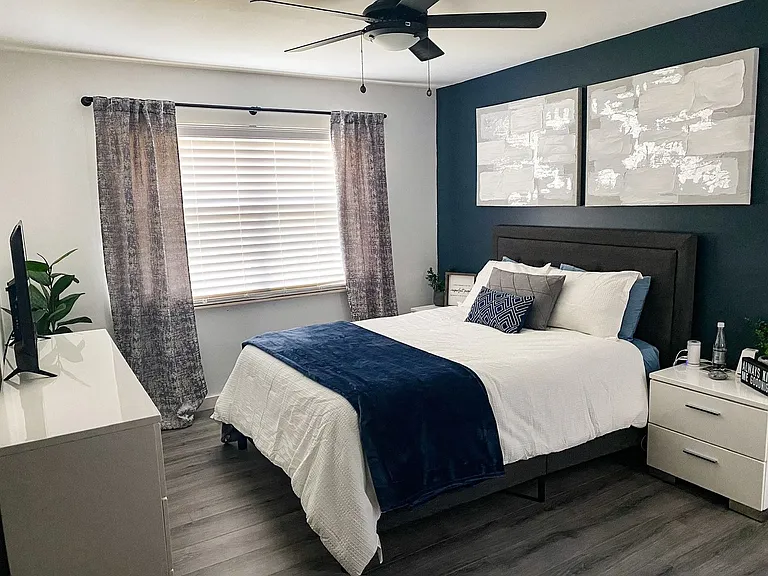 120 E 56th Pl — Photo 9