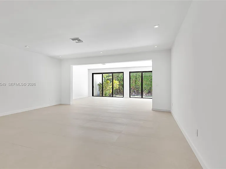 950 Bayamo Ave — Photo 10