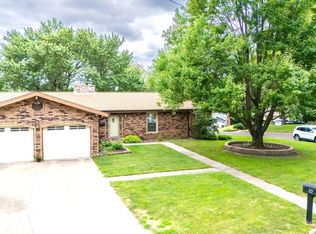 27 Circle Dr, Pekin, IL